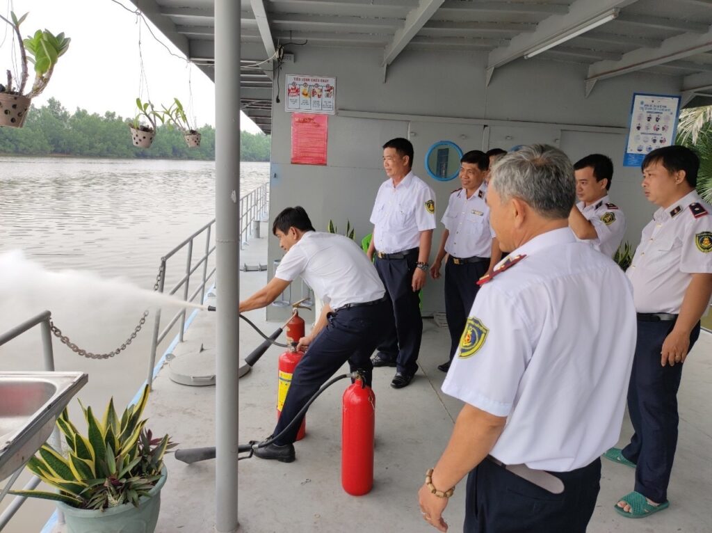 Việc hướng dẫn sử dụng thiết bị an toàn cần được thực hiện một cách rõ ràng và chi tiết Việc hướng dẫn sử dụng thiết bị an toàn cần được thực hiện một cách rõ ràng và chi tiết