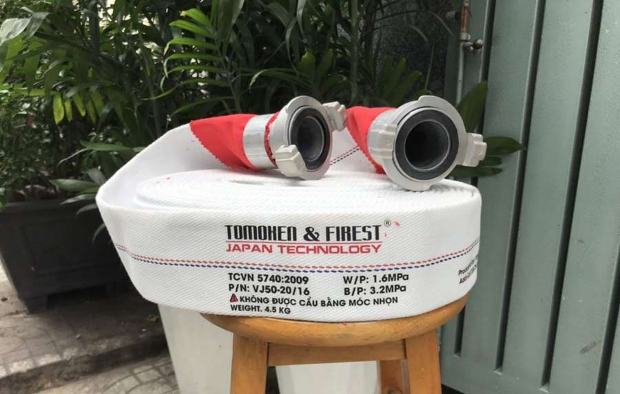 Vòi chữa cháy chất lượng cao thường được làm từ cao su tổng hợp chịu lực và nhiệt tốt. Vòi chữa cháy chất lượng cao thường được làm từ cao su tổng hợp chịu lực và nhiệt tốt.
