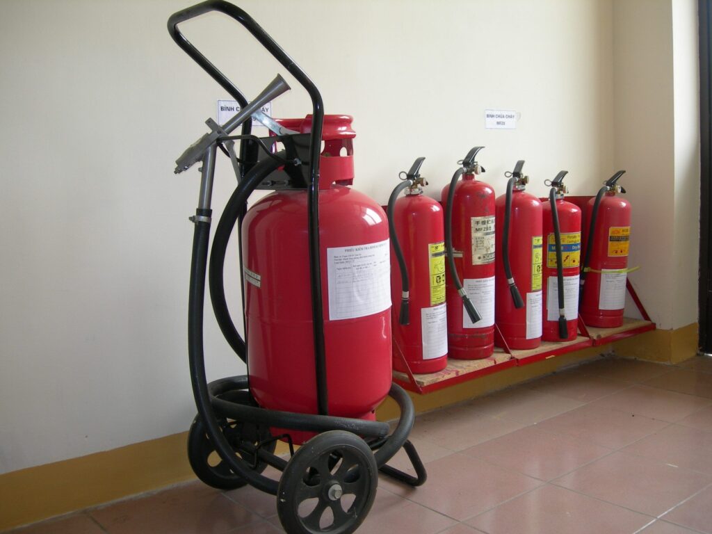 Bình chữa cháy rỉ sét, móp méo hoặc nứt thân đều là dấu hiệu cực kỳ nguy hiểm