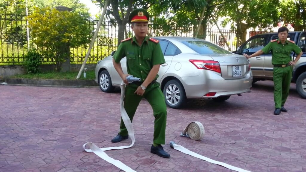 Khi sử dụng vòi chữa cháy, cần đảm bảo tuân thủ đúng kỹ thuật để tránh rủi ro không mong muốn