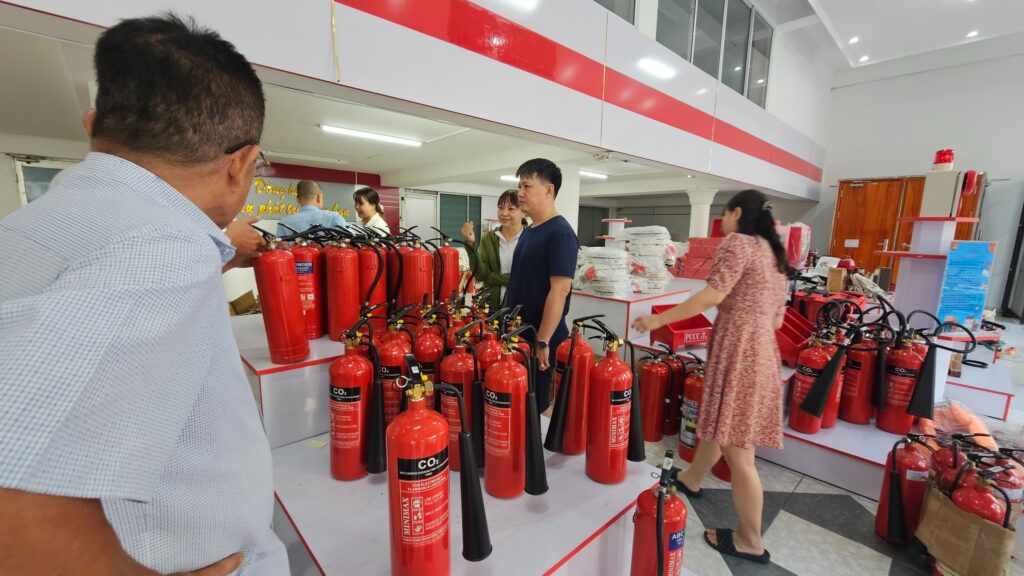 Nhiều người phân vân khi mua bình chữa cháy, mua online hay trực tiếp đều có ưu nhược điểm Nhiều người phân vân khi mua bình chữa cháy, mua online hay trực tiếp đều có ưu nhược điểm