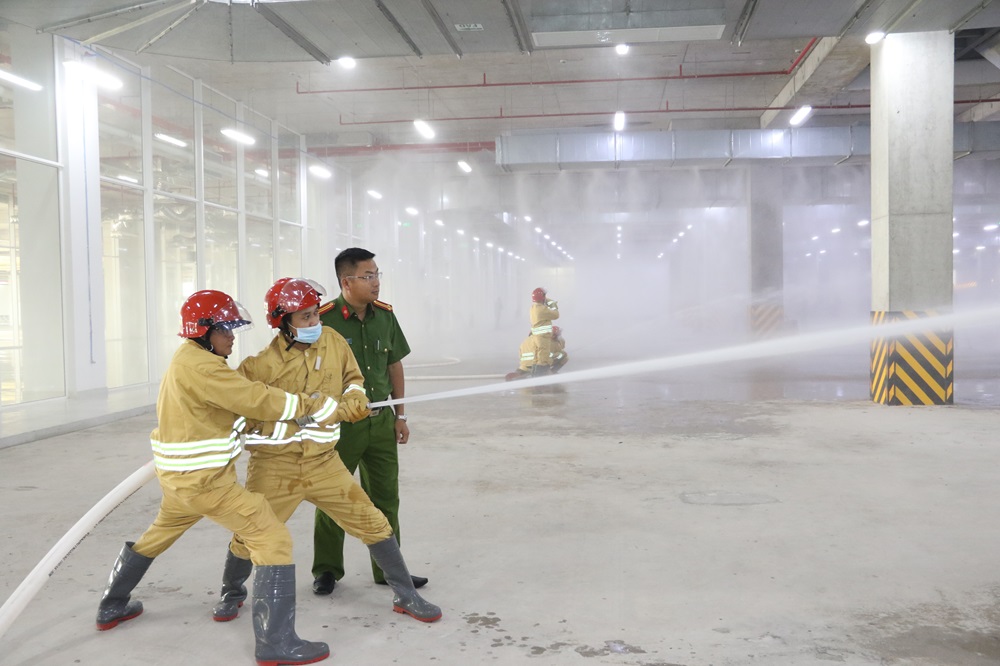 Vòi chữa cháy là thiết bị quan trọng, sản phẩm giúp dẫn nước nhanh tới đám cháy đang lan rộng. Vòi chữa cháy là thiết bị quan trọng, sản phẩm giúp dẫn nước nhanh tới đám cháy đang lan rộng.