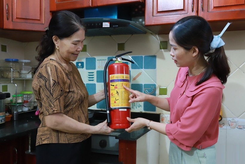 Bình chữa cháy CO2 hoạt động dựa trên nguyên lý làm lạnh và loại bỏ oxy xung quanh đám cháy Bình chữa cháy CO2 hoạt động dựa trên nguyên lý làm lạnh và loại bỏ oxy xung quanh đám cháy