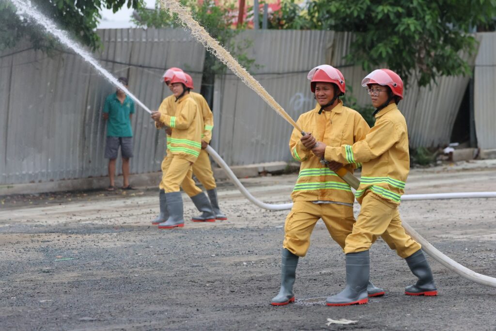 Để khắc phục nhược điểm về trọng lượng, nhiều đơn vị đã chuyển sang sử dụng vòi chữa cháy nhẹ hơn Để khắc phục nhược điểm về trọng lượng, nhiều đơn vị đã chuyển sang sử dụng vòi chữa cháy nhẹ hơn