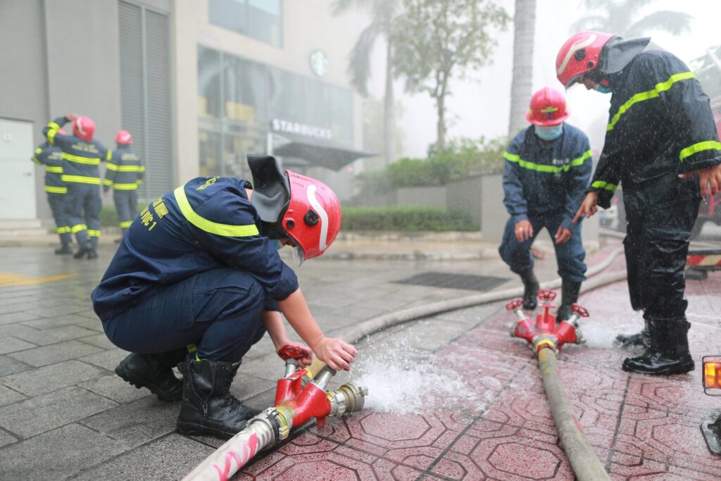 Vòi chữa cháy đóng vai trò trung gian truyền dẫn nước từ nguồn đến điểm cháy